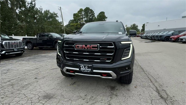 GMC Yukon XL Vehicle Full-screen Gallery Image 03