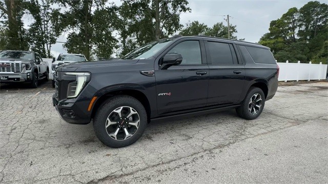 GMC Yukon XL Vehicle Full-screen Gallery Image 04