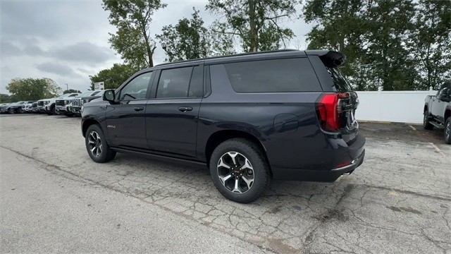 GMC Yukon XL Vehicle Full-screen Gallery Image 06