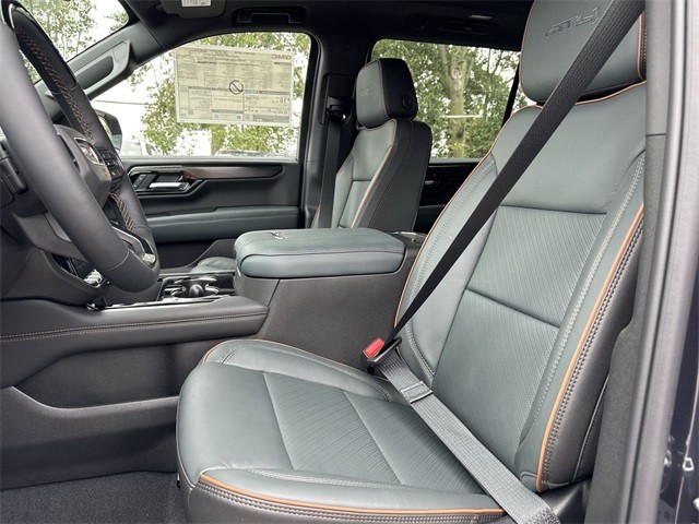 GMC Yukon XL Vehicle Full-screen Gallery Image 11