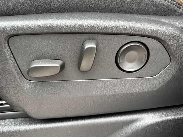 GMC Yukon XL Vehicle Full-screen Gallery Image 12