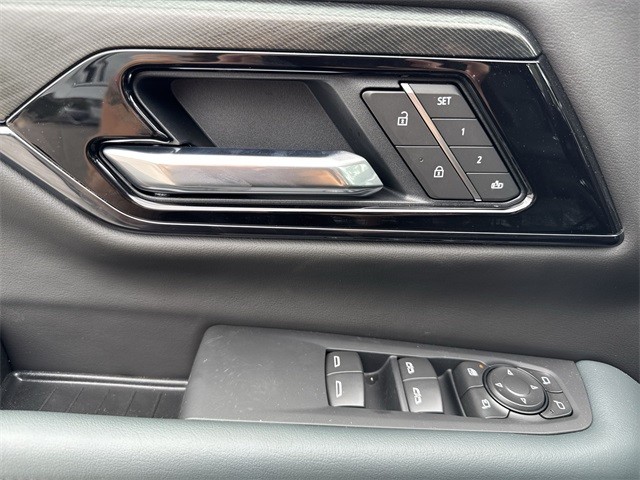 GMC Yukon XL Vehicle Full-screen Gallery Image 13