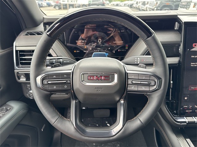 GMC Yukon XL Vehicle Full-screen Gallery Image 14