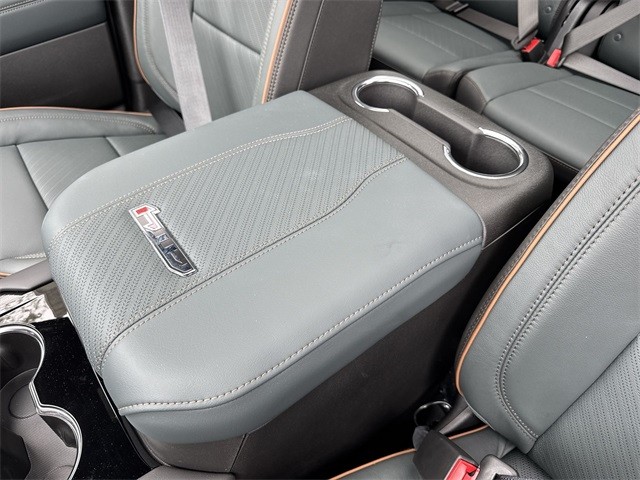 GMC Yukon XL Vehicle Full-screen Gallery Image 21