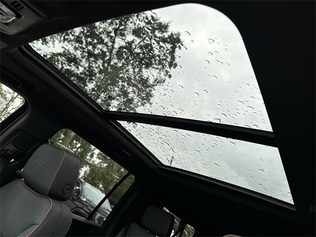 GMC Yukon XL Vehicle Full-screen Gallery Image 22