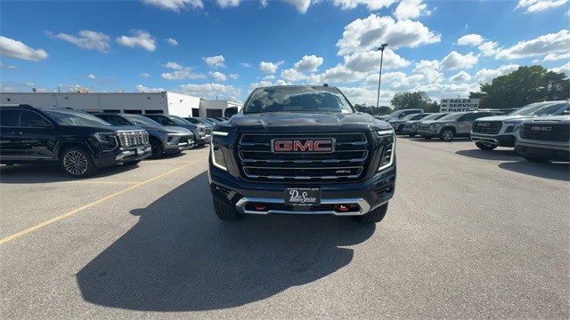 GMC Yukon XL Vehicle Full-screen Gallery Image 03