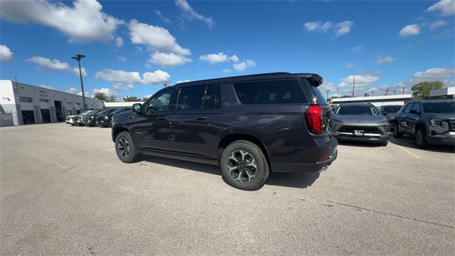 GMC Yukon XL Vehicle Full-screen Gallery Image 06