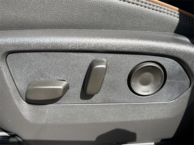 GMC Yukon XL Vehicle Full-screen Gallery Image 12