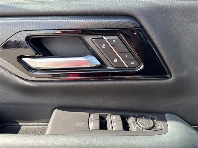 GMC Yukon XL Vehicle Full-screen Gallery Image 13