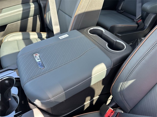 GMC Yukon XL Vehicle Full-screen Gallery Image 21