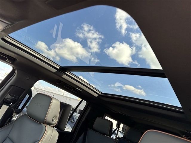 GMC Yukon XL Vehicle Full-screen Gallery Image 22