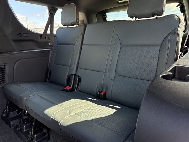 GMC Yukon XL Vehicle Full-screen Gallery Image 24