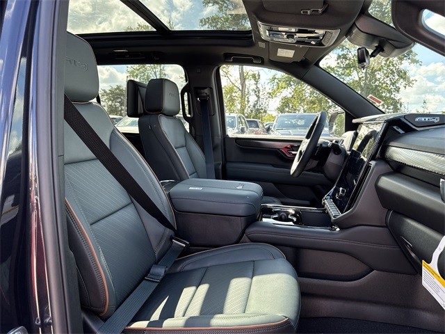 GMC Yukon XL Vehicle Full-screen Gallery Image 26