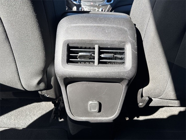 Chevrolet Equinox Vehicle Full-screen Gallery Image 24