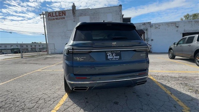 Buick Enclave Vehicle Full-screen Gallery Image 07