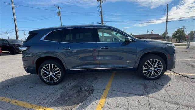 Buick Enclave Vehicle Full-screen Gallery Image 09