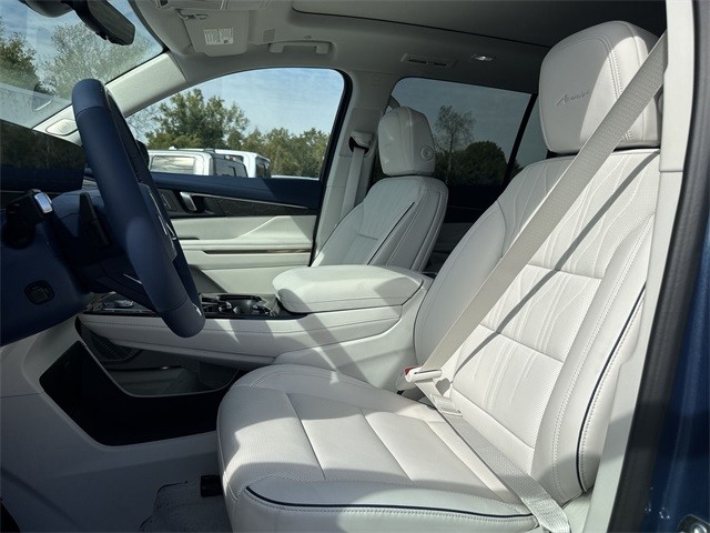 Buick Enclave Vehicle Full-screen Gallery Image 11