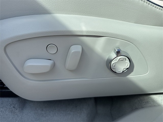 Buick Enclave Vehicle Full-screen Gallery Image 12