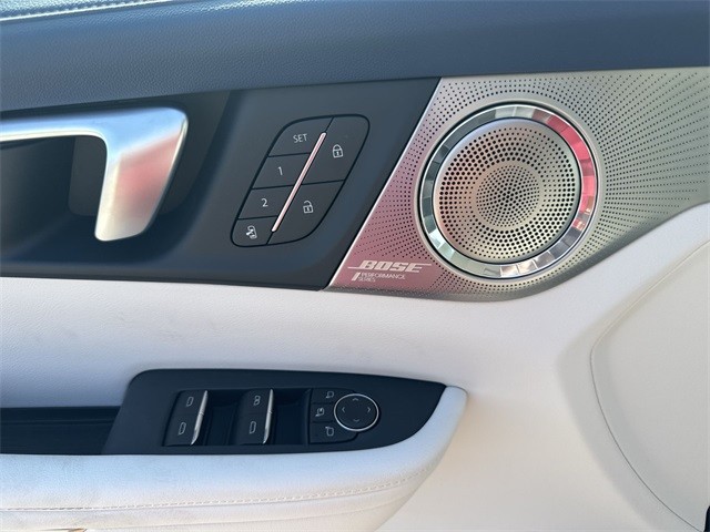 Buick Enclave Vehicle Full-screen Gallery Image 13