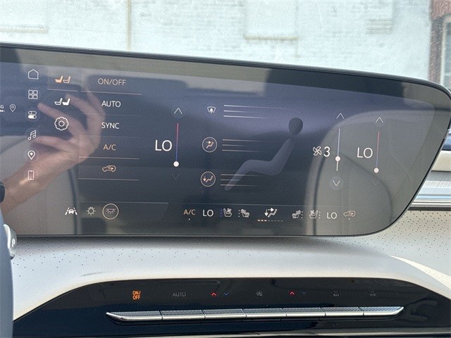 Buick Enclave Vehicle Full-screen Gallery Image 19