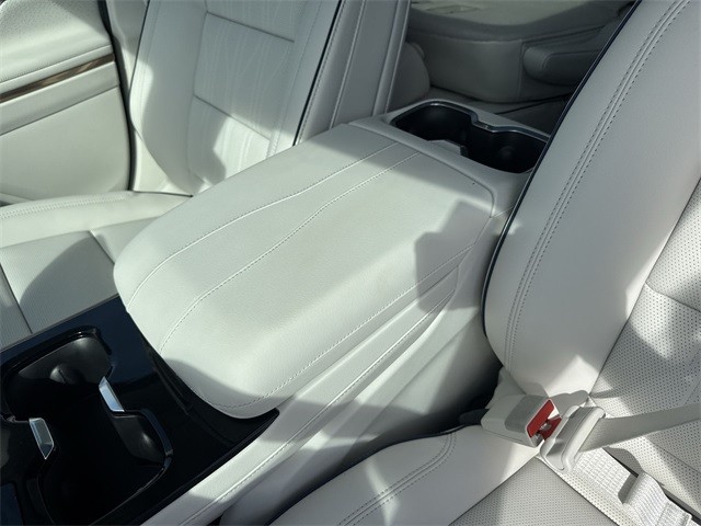 Buick Enclave Vehicle Full-screen Gallery Image 21