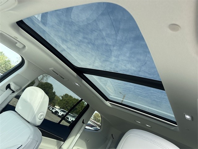 Buick Enclave Vehicle Full-screen Gallery Image 22