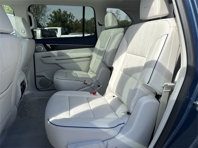 Buick Enclave Vehicle Full-screen Gallery Image 23