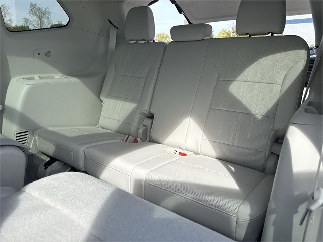 Buick Enclave Vehicle Full-screen Gallery Image 24