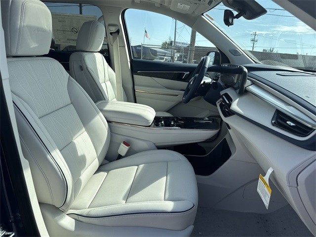 Buick Enclave Vehicle Full-screen Gallery Image 26