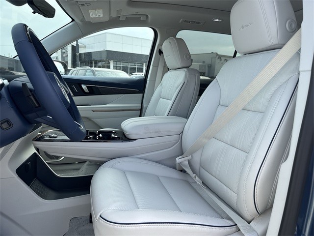 Buick Enclave Vehicle Full-screen Gallery Image 11