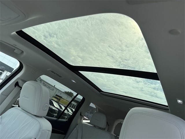 Buick Enclave Vehicle Full-screen Gallery Image 22
