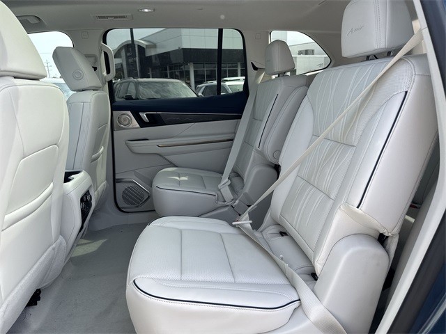 Buick Enclave Vehicle Full-screen Gallery Image 23