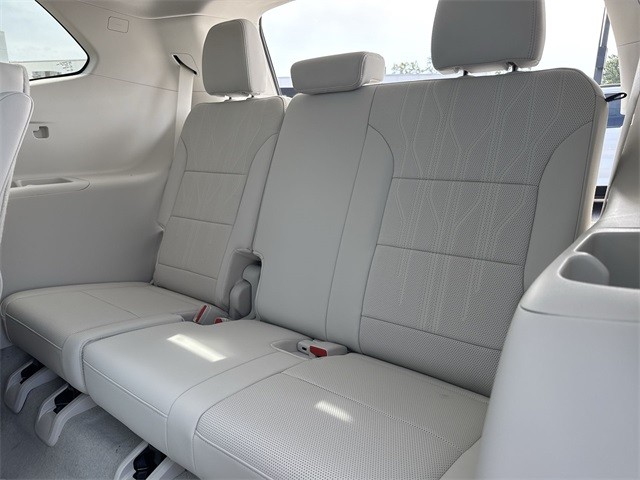 Buick Enclave Vehicle Full-screen Gallery Image 24