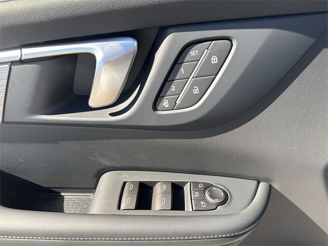 Buick Enclave Vehicle Full-screen Gallery Image 13