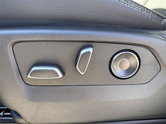 GMC Sierra 1500 Vehicle Full-screen Gallery Image 12