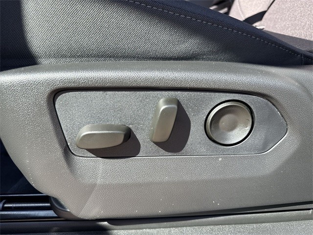 GMC Sierra 1500 Vehicle Full-screen Gallery Image 12