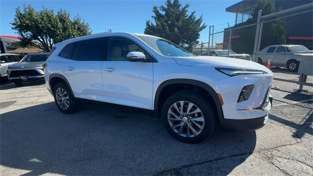 Buick Enclave Vehicle Full-screen Gallery Image 02