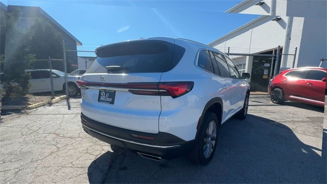 Buick Enclave Vehicle Full-screen Gallery Image 08