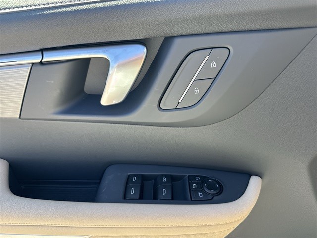 Buick Enclave Vehicle Full-screen Gallery Image 13