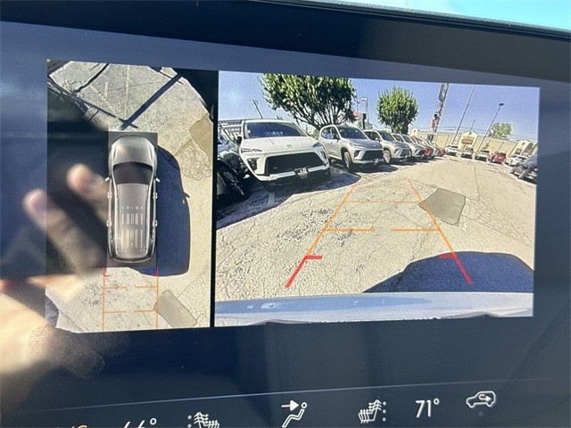 Buick Enclave Vehicle Full-screen Gallery Image 17