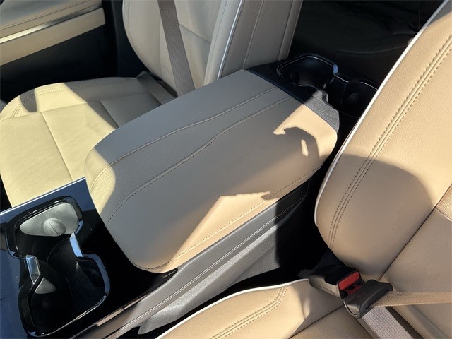 Buick Enclave Vehicle Full-screen Gallery Image 21