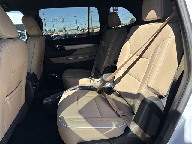 Buick Enclave Vehicle Full-screen Gallery Image 22