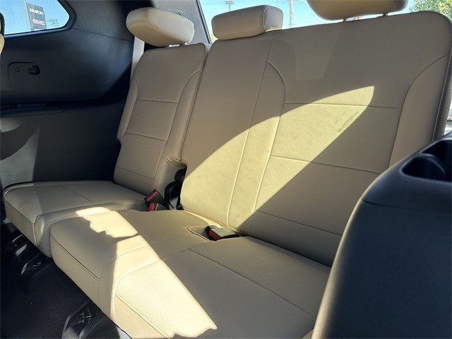 Buick Enclave Vehicle Full-screen Gallery Image 23