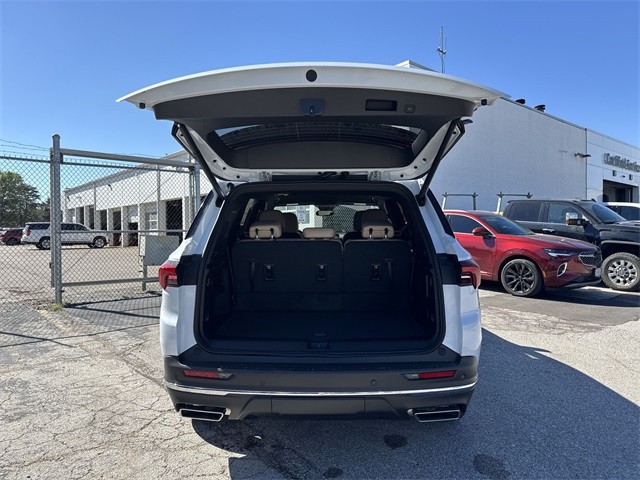 Buick Enclave Vehicle Full-screen Gallery Image 24