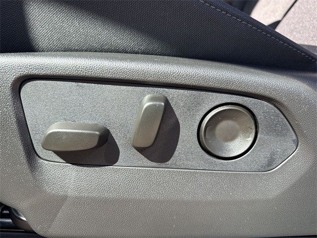 GMC Sierra 1500 Vehicle Full-screen Gallery Image 12