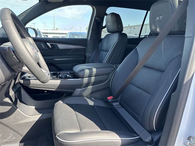 Buick Enclave Vehicle Full-screen Gallery Image 11