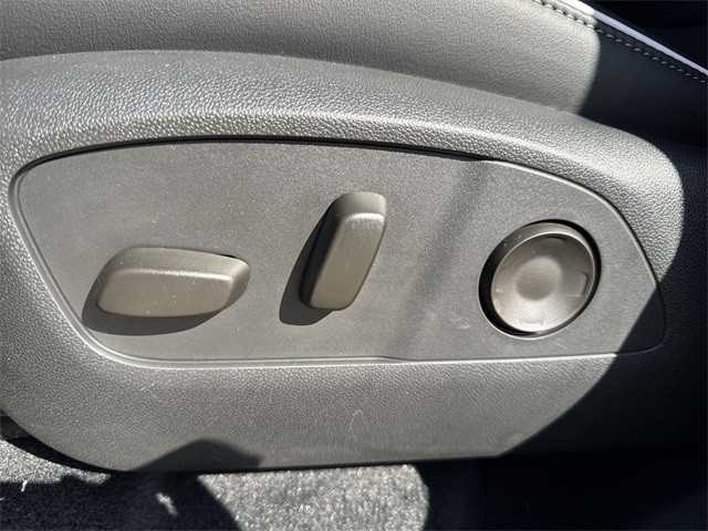 Buick Enclave Vehicle Full-screen Gallery Image 12