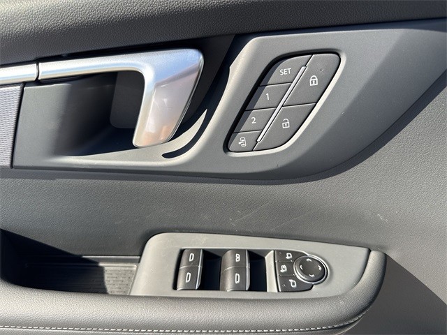 Buick Enclave Vehicle Full-screen Gallery Image 13