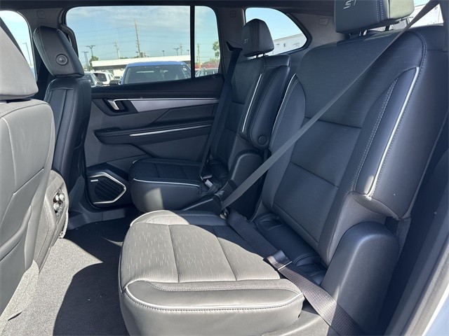 Buick Enclave Vehicle Full-screen Gallery Image 22