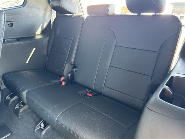 Buick Enclave Vehicle Full-screen Gallery Image 23